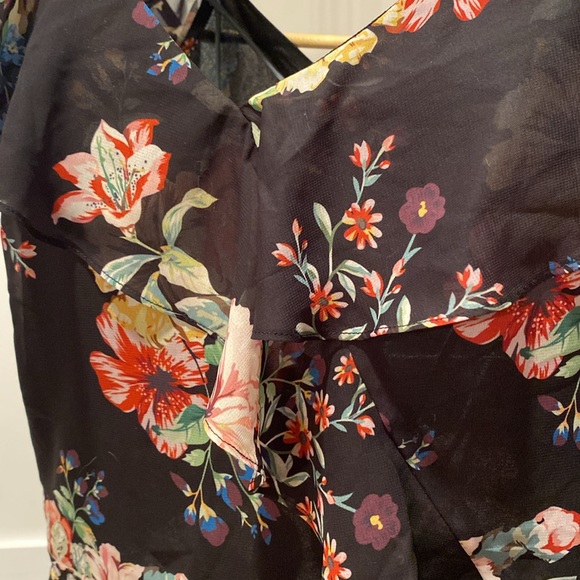 Nice details flower top 🌺 - Picture 2 of 11